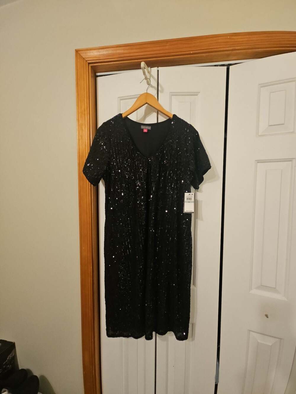 Vince Camuto Black Sequin V-Neck Short Sleeve Dress
